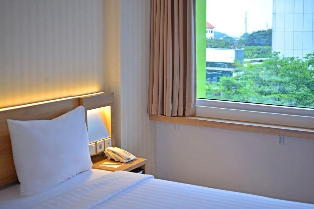 Whiz Prime Hotel Basuki Rahmat Malang Luaran gambar